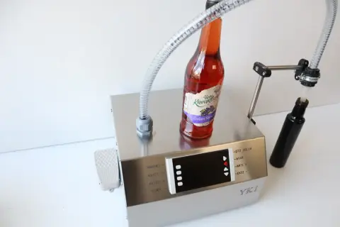 Yüksek Hızlı Yerli Yazılımlı Sıvı Dolum Makinesi(YK1)